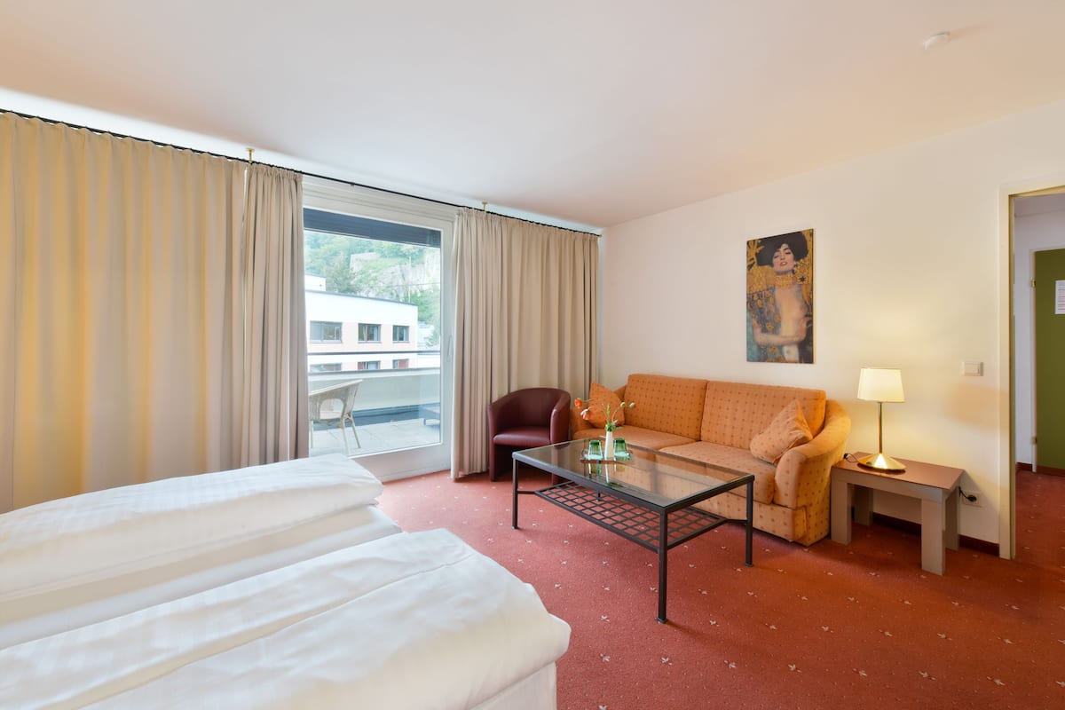 junior suite, balcony | in-room safe, desk, free wifi, bed sheets