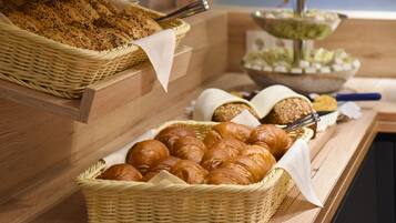 Ein Buffet mit verschiedenen Brotsorten und Backwaren, präsentiert in Weidenkörben.