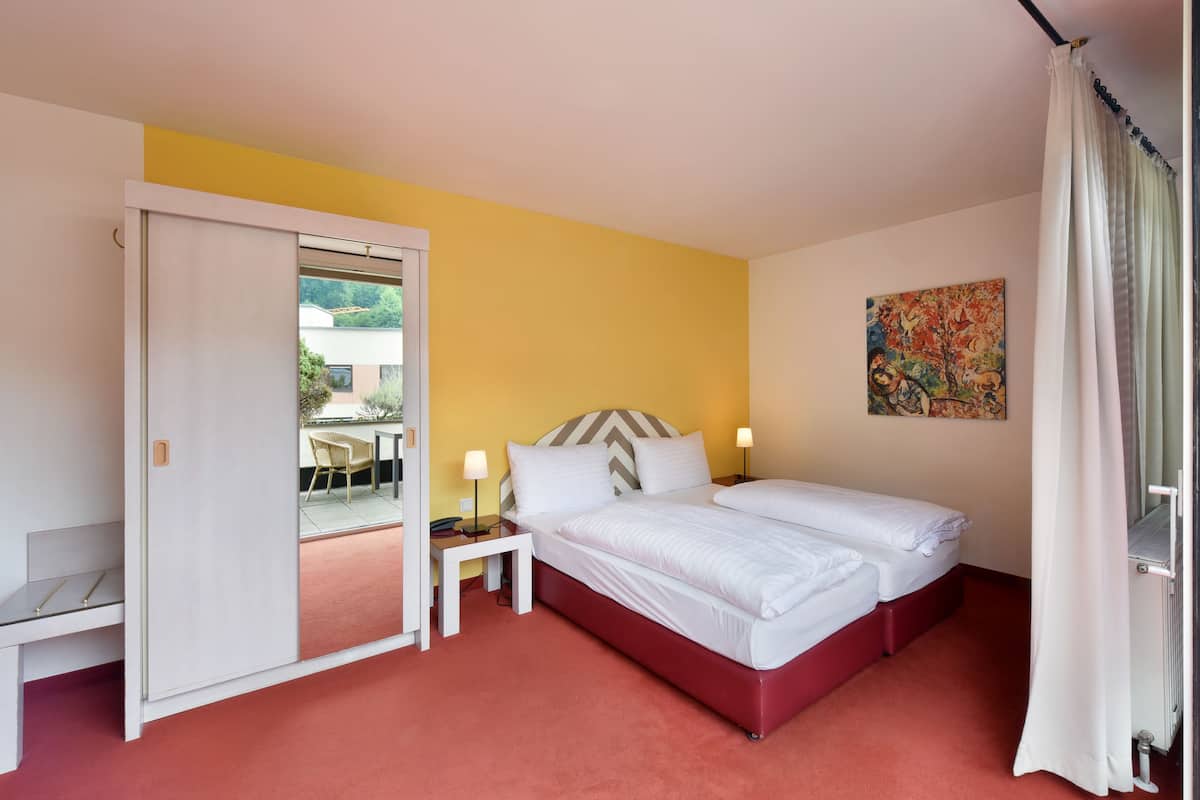 Comfort Double Room, Balcony | In-room safe, desk, WiFi (free), bed sheets