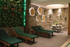 Piscina interna, funciona das 8h às 22h, espreguiçadeiras