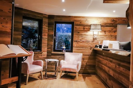 Lobby lounge