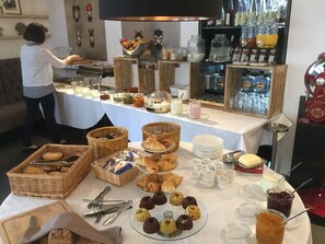 Free daily buffet breakfast  - Hotel & Restaurant Badischer Hof (Bühl)
