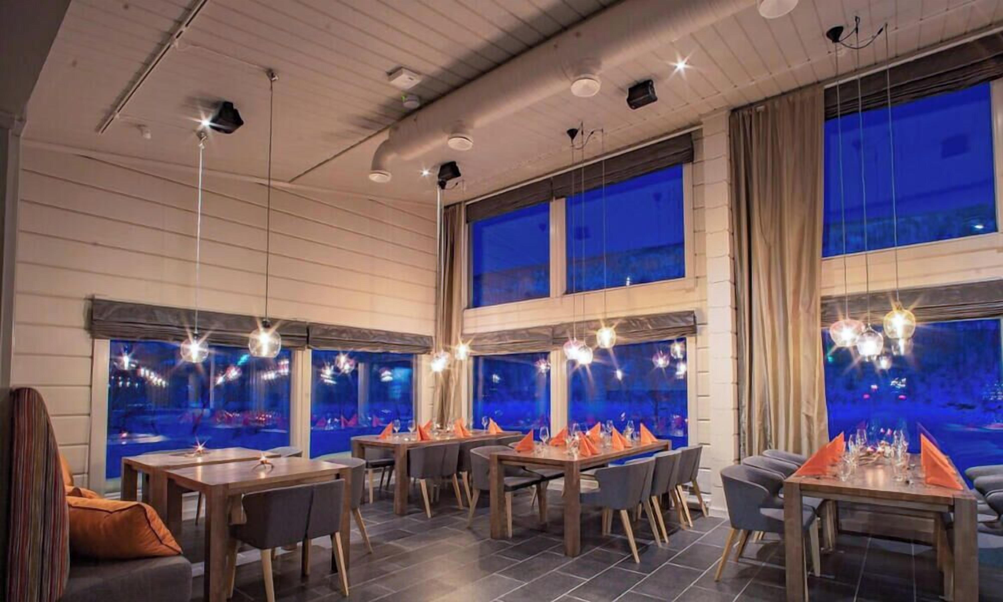 Lunsj og middag serveres, lokale retter