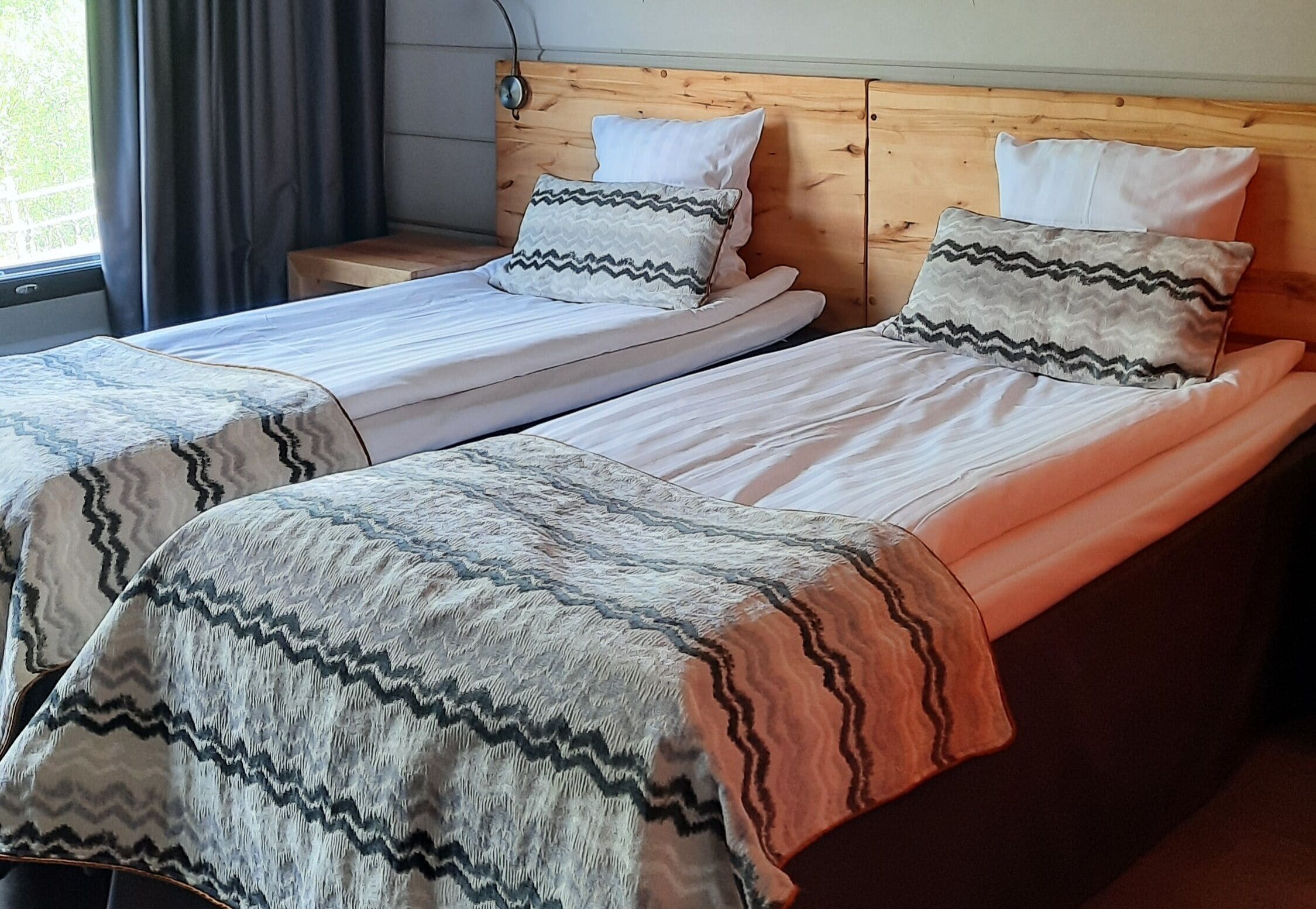 Comfort-huone | 1 makuuhuone, allergiatestatut vuodevaatteet, työpöytä
