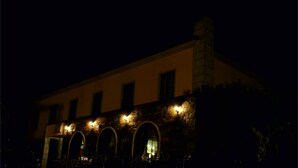 A building with a stone facade, arched windows, and a tower. - Hotel Rural Senhora De Pereiras (Vimioso)