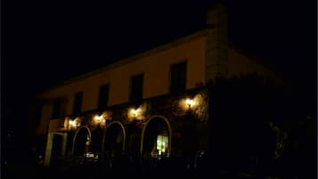 Fachada del alojamiento - Noche