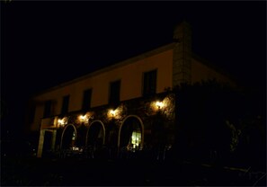 Voorkant accommodatie - avond/nacht