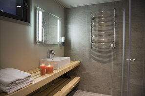 Chambre Double | Salle de bain | Douche, serviettes fournies