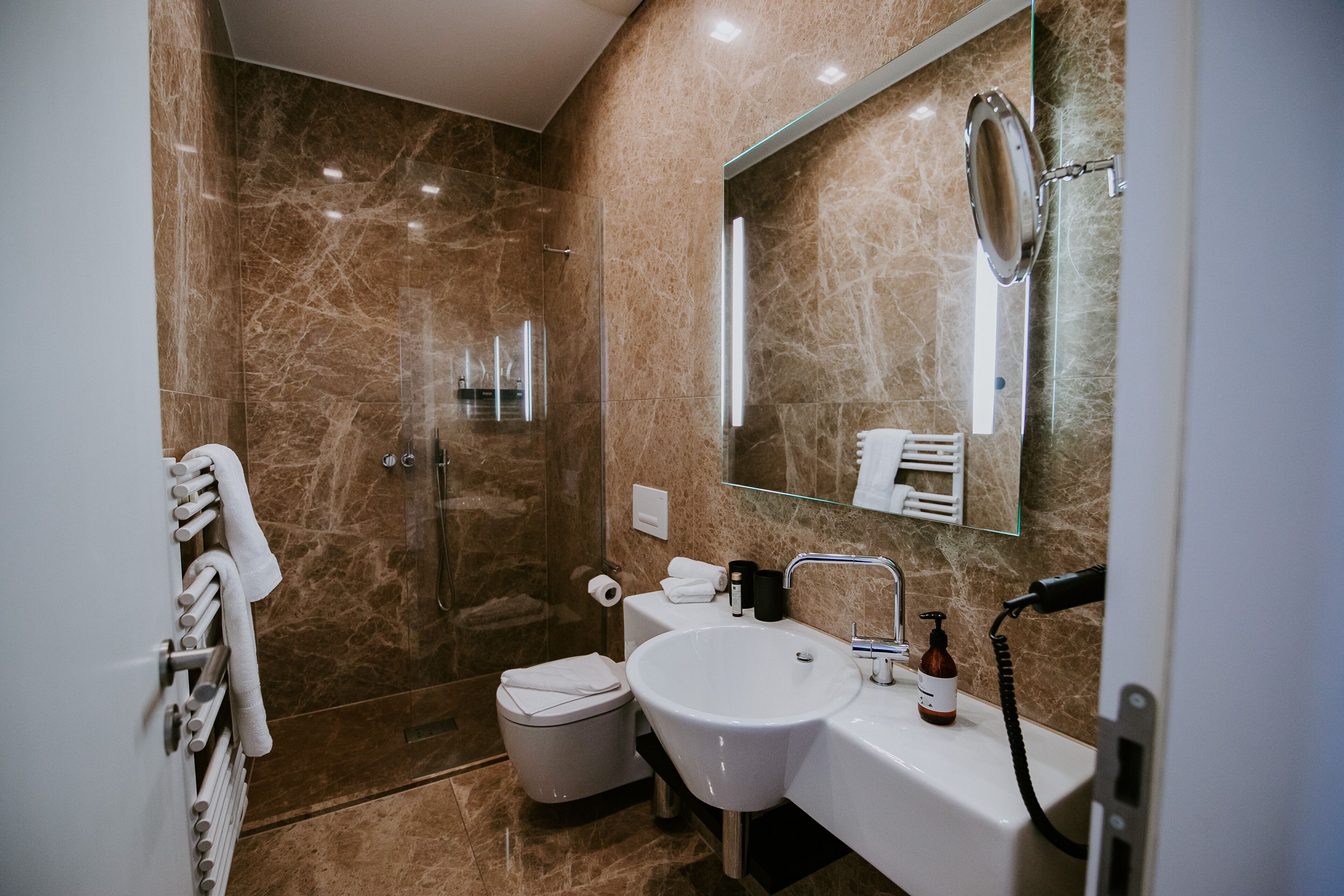 deluxe single room | bathroom | free toiletries, hair dryer, slippers, towels