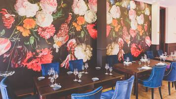2 restaurantes; se sirve desayuno, almuerzo y cena; cocina regional