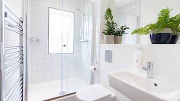 Superior Double Room | Bathroom | Towels