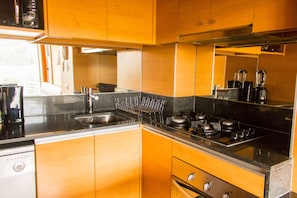 Private kitchen | Fridge, microwave, oven, stovetop