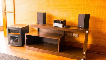 Living area | Flat-screen TV