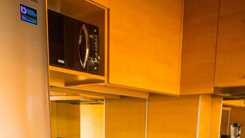 Private kitchen | Fridge, microwave, oven, stovetop