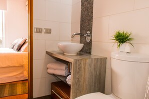 Kamar mandi | Kombinasi shower/bathtub, pengering rambut,  dan handuk