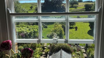 Ali's Lovely Double Room | Desk, iron/ironing board, cots/infant beds, free WiFi
