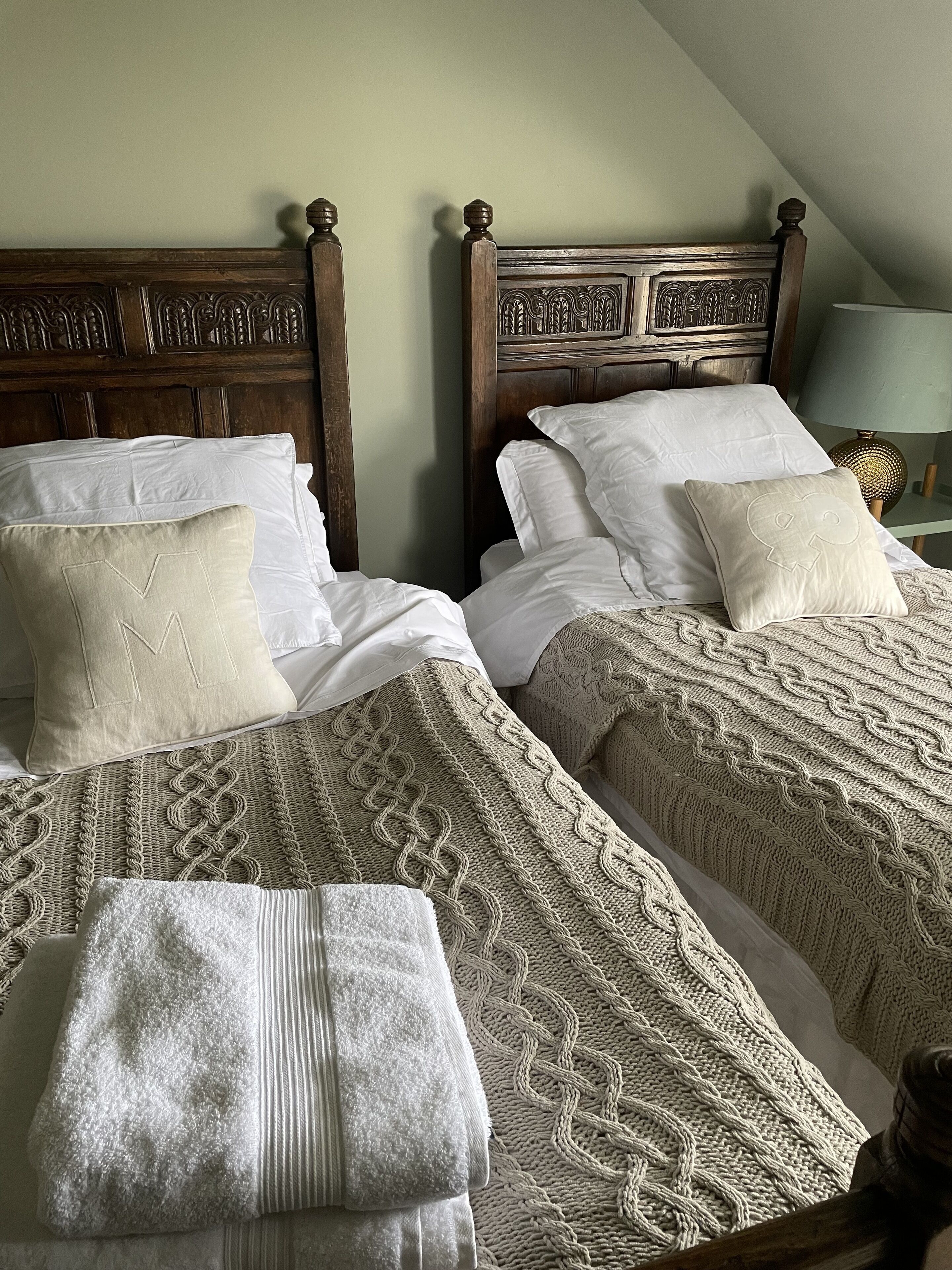 Jasper's Gorgeous Twin | Desk, iron/ironing board, cots/infant beds, free WiFi