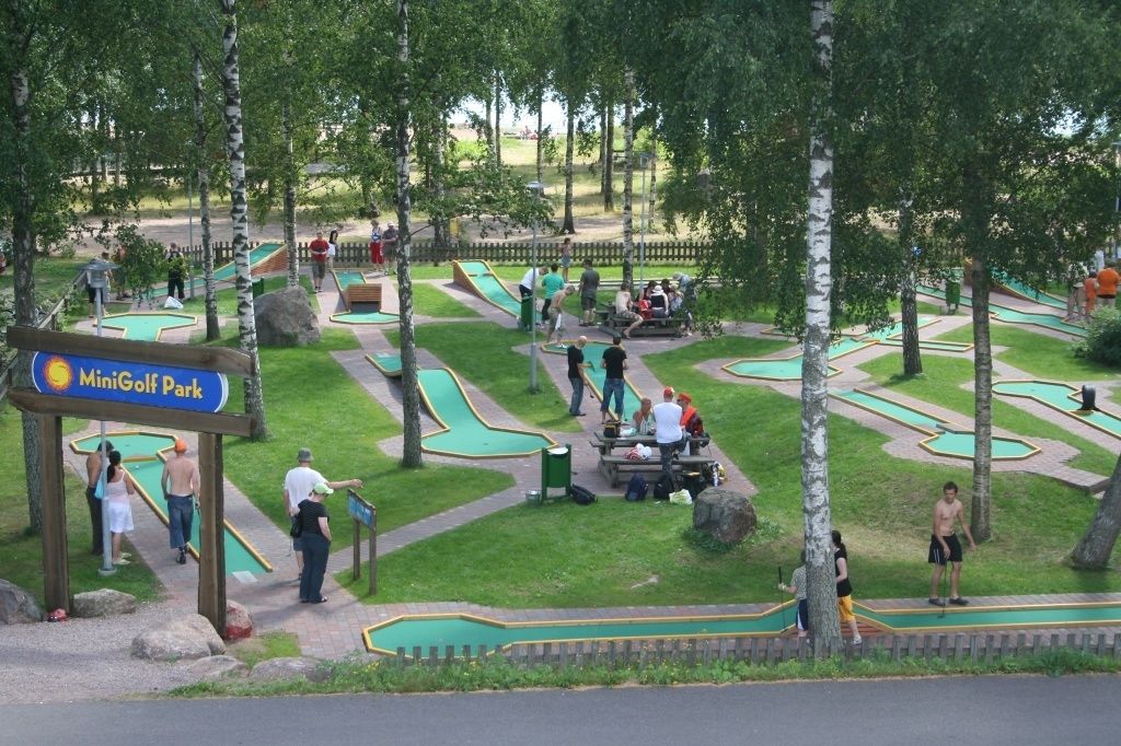 Ein Minigolfpark mit mehreren Bahnen und einem Schild mit dem Namen.