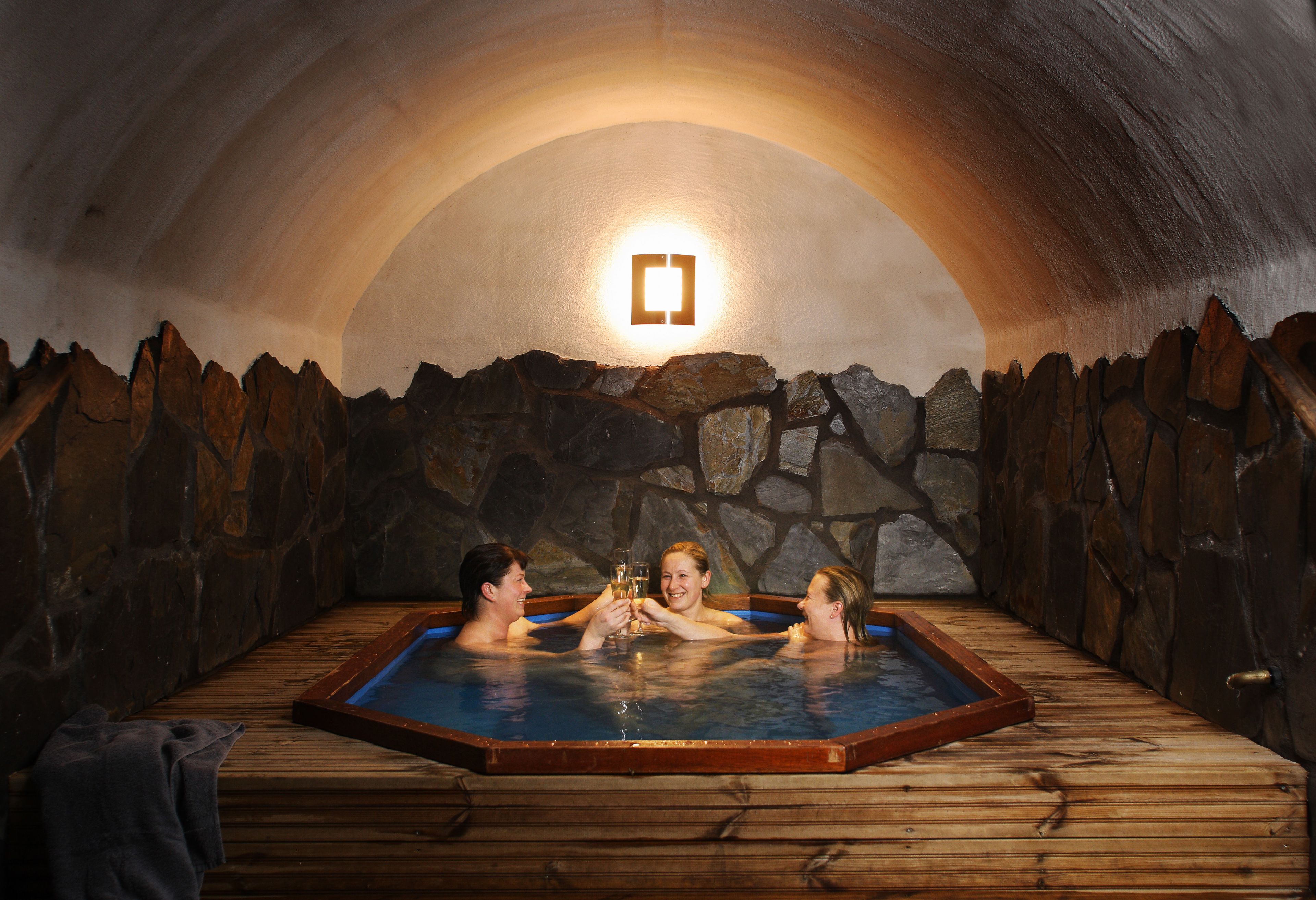 Outdoor spa tub