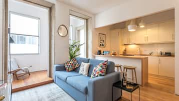 Familienapartment, 3 Schlafzimmer, Stadtblick | Wohnbereich | Flachbildfernseher