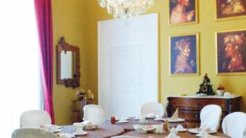 Petit déjeuner buffet (5 EUR par personne)