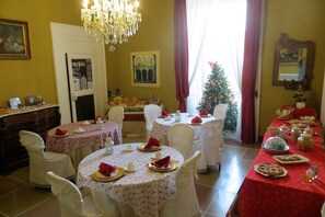 Tägliches Frühstücksbuffet gegen Gebühr