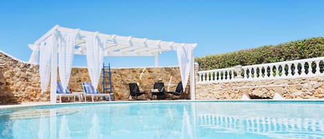 Alberca al aire libre por temporada y camas balinesas gratuitas