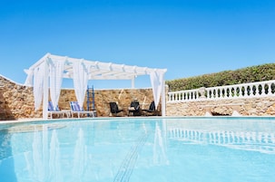 Seasonal outdoor pool, free cabanas, pool umbrellas