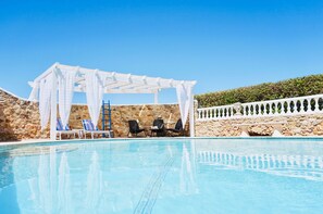 Seasonal outdoor pool, free cabanas, pool umbrellas