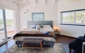 Signature Room, Balcony | Individually decorated, desk, laptop workspace, blackout drapes