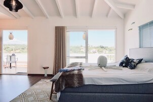 Signature Room, Balcony | Individually decorated, desk, laptop workspace, blackout drapes