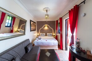 Habitación doble superior, baño en la habitación | 1 habitación, sábanas de algodón egipcio y ropa de cama de alta calidad 