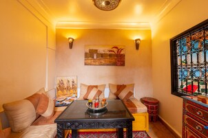 Una habitación acogedora con un sofá, una mesita de centro y un adorno en la pared.