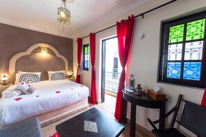 غرفة سوبيريور مزدوجة - بحمام داخل الغرفة | ملاءات من القطن المصري وأغطية فراش متميزة وخزنة داخل الغرفة