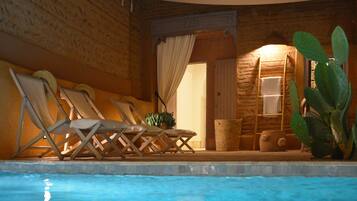 Outdoor pool, pool umbrellas, sun loungers