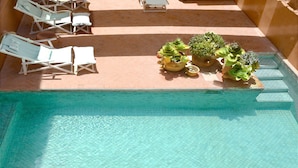 A rooftop pool area with lounge chairs and a small pool. - Dar Housnia (Marrakech)