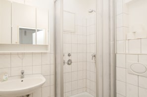 Apartment (Nr. 3 - incl € 29 cleaning fee) | Bathroom | Shower, towels, soap, toilet paper