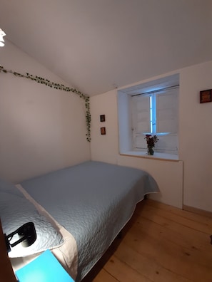 Escritorio, sistema de insonorización, wifi gratis y ropa de cama 
