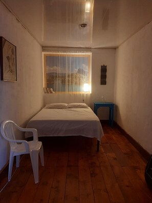 Escritorio, sistema de insonorización, wifi gratis y ropa de cama