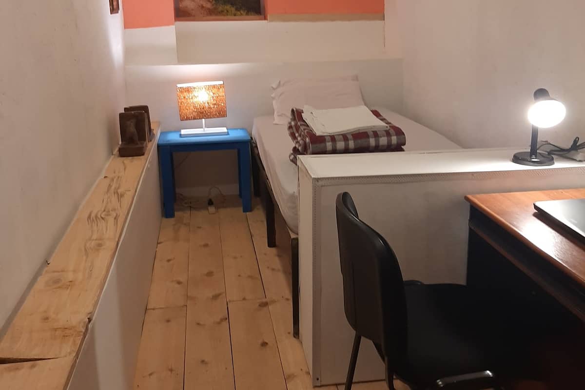 Eenvoudige eenpersoonskamer | 1 slaapkamer, een bureau, geluiddichte muren, gratis wifi