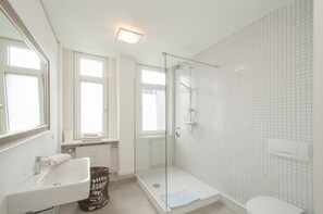 Appartement (onTop) | Salle de bain | Douche, serviettes fournies