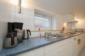 Appartement (Ferienhaus 10friends) | Privékeuken | Een koelkast, een microgolfoven, een oven, een kookplaat