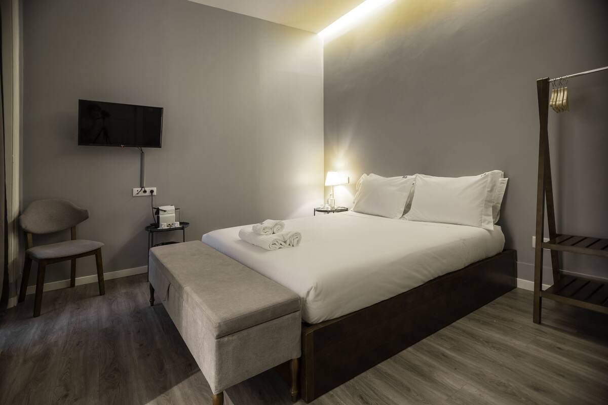 Interior Comfort Room | Sistema de insonorización, tabla de planchar con plancha, wifi gratis