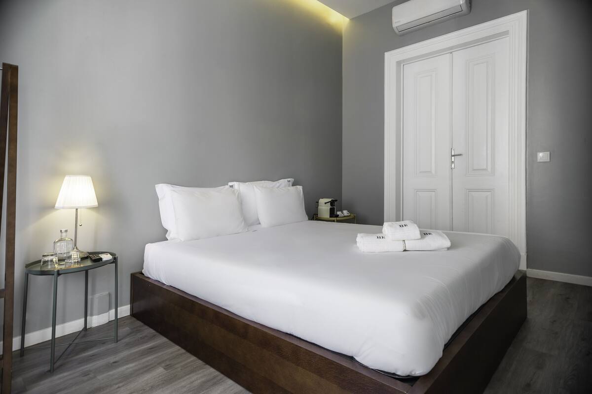 Premium Room Street Balcony | Sistema de insonorización, tabla de planchar con plancha, wifi gratis