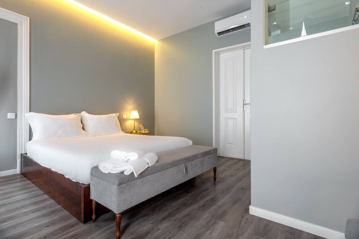 Deluxe Premium Room Street View | Sistema de insonorización, tabla de planchar con plancha, wifi gratis