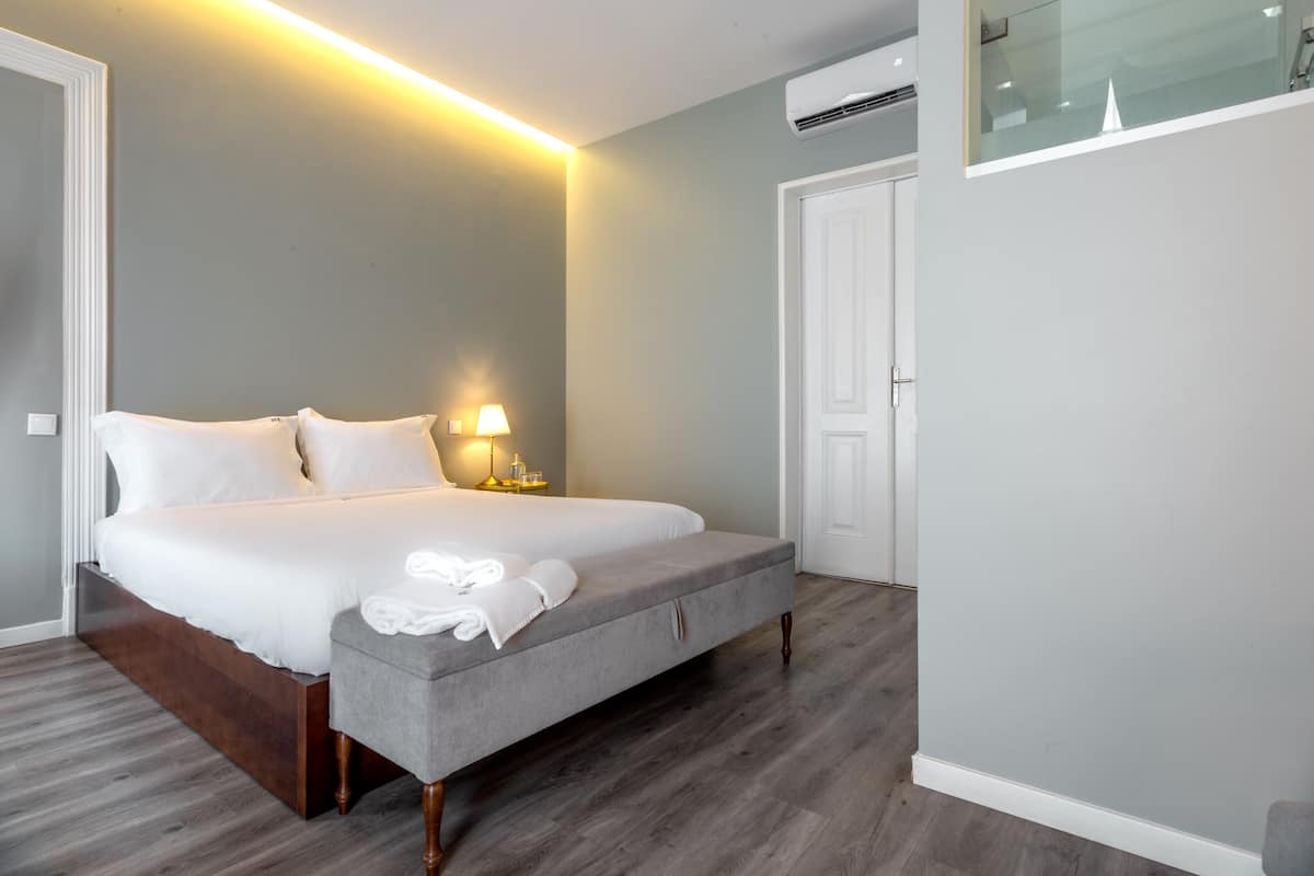 Deluxe Premium Room Street View | Soundproofing, iron/ironing board, free WiFi, bed sheets