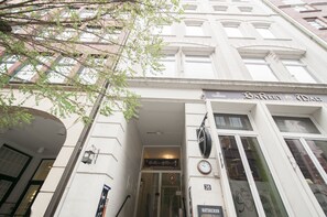 Front of property - Appartements in der Deichstraße (Hamburg)