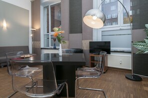 Loft (incl. € 29 cleaning fee) | In-room dining - Appartements in der Deichstraße (Hamburg)