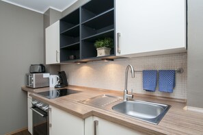 Apartment (Elb-Lounge - incl € 39 cleaning fee) | Private kitchen | Fridge, microwave, oven, stovetop - Appartements in der Deichstraße (Hamburg)
