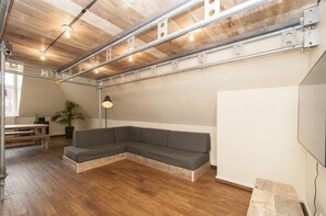 Apartment ( 7up ) | Living area | 50-inch flat-screen TV with satellite channels, TV - Appartement 7up (Hamburg)